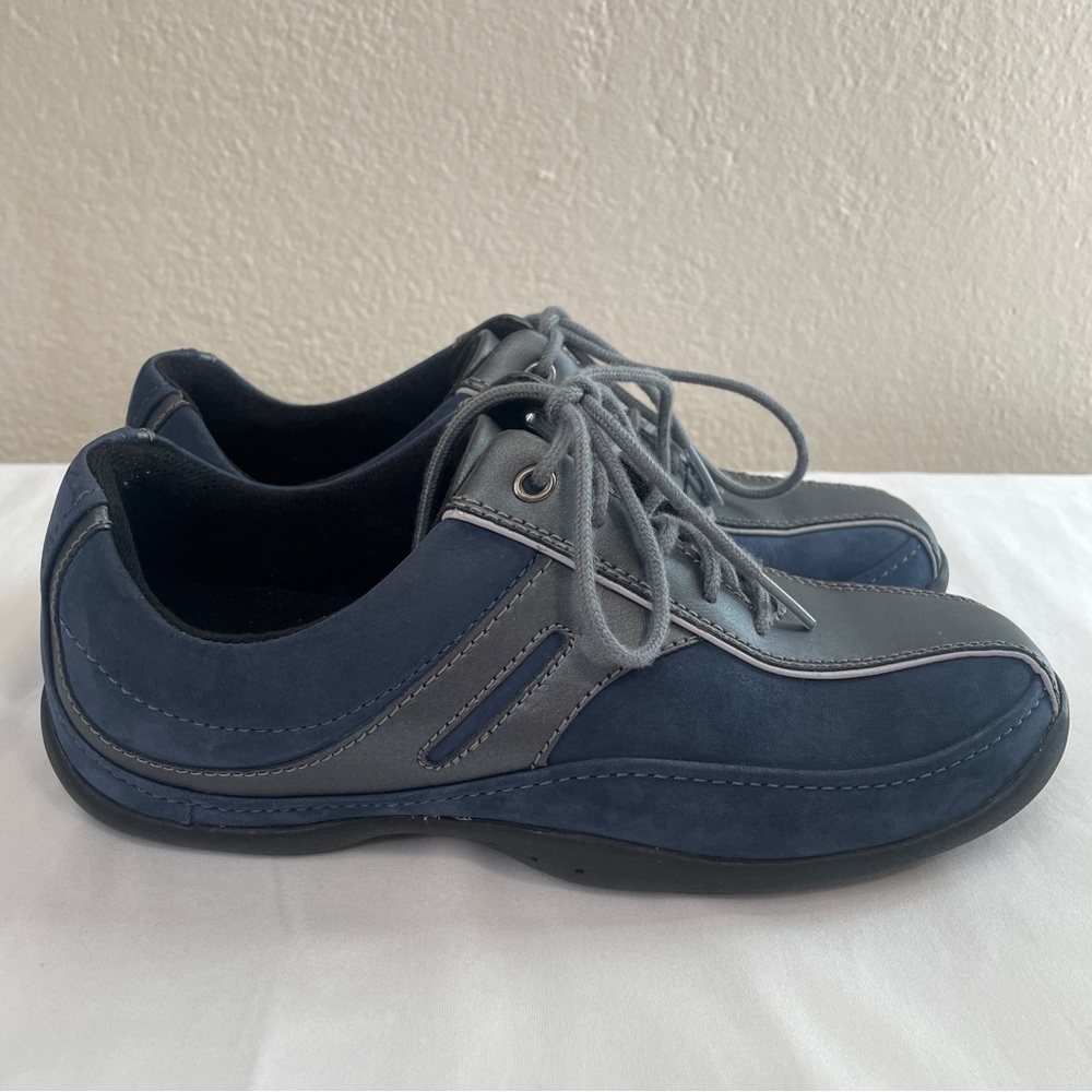 Clarks Navy Leather / Suede Women’s Lace Up Casual / Dress Sneaker Size: 6M